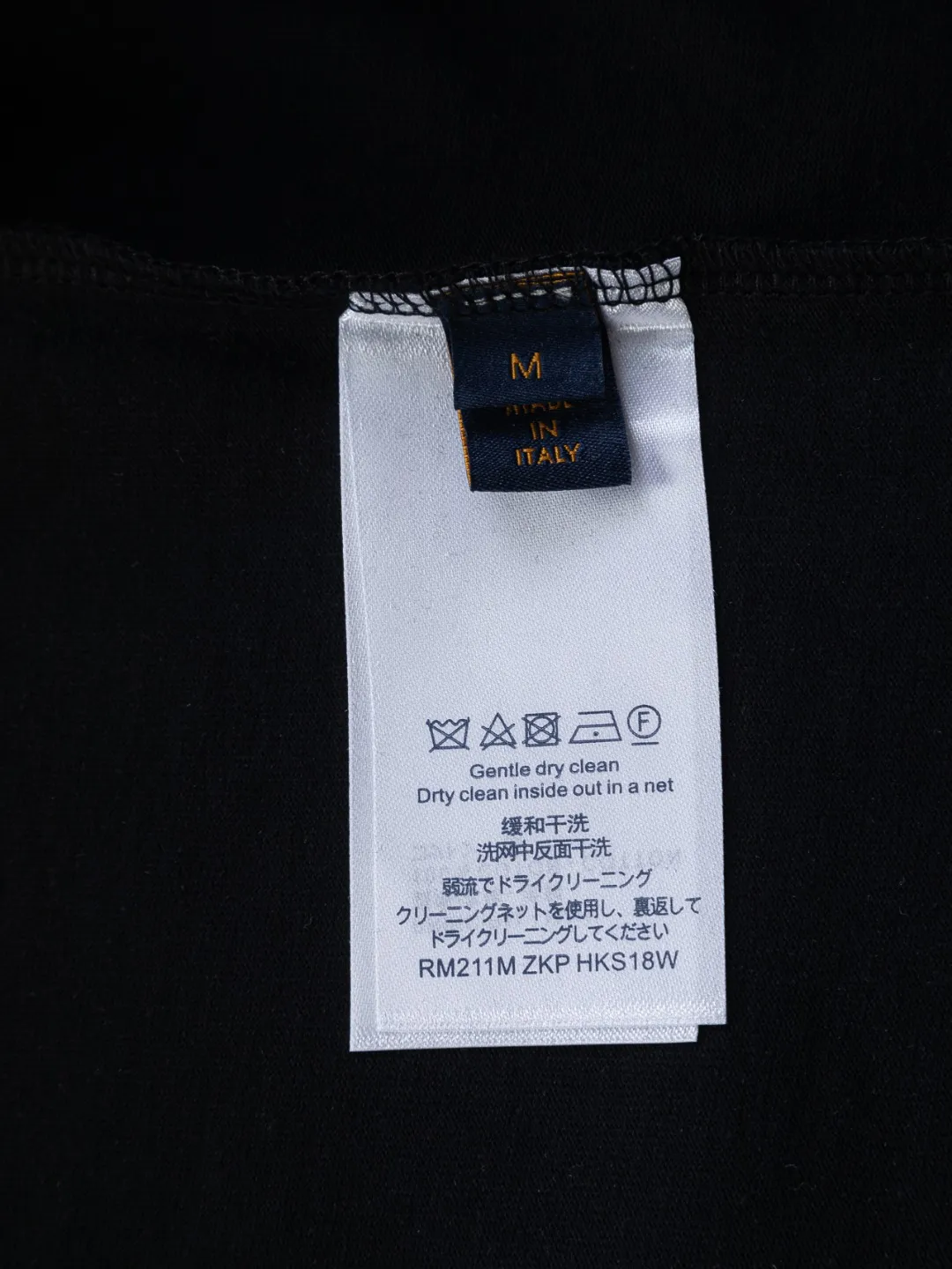 🅿️190 Louis Vuitton 1V LV lv slightly wide version S-XL LV 26ss new products are available at counters simultaneously. Multiple craftsmanship. Small graffiti letter logo on the chest + large graffiti letters logo printing on the back. Round neck short-sleeved T-shirt, same style for men and women! Consigned to one-to-one creation. Synchronized with the official website, pure cotton fabrics at the counter! It is close to the skin and comfortable, durable and easy to wear. It has a classic and simple logo design and meticulous original craftsmanship. Short-sleeves, a must-have item for men, do not appear to be the same for the general public, but must be unique and eye-catching. This LV short-sleeve is all about quality, comfort, the same shape and fashion as always, including fabrics and cutting techniques. All of them have been made with great effort! 320 grams of washed pure cotton fabric, pure cotton is breathable, very refreshing and comfortable for daily wear. The rib knitting on the neckline is smooth and tight, and the neckline will not be skewed if you toss it at will. The loose version, you will find that it looks really good on the upper body. The overall is minimalist and neat, super versatile for daily use! Pair it casually with a pair of pants for a youthful look. A T-shirt will make your outfit crazy. It is a fashionable item that can never go wrong! Color: Black White Size: S-XL Size chart: S: Shoulder width 50-Bust 56-Length 70 M: Shoulder width 52-Bust 57-Length 72 L: Shoulder width 54-Bust 59-Length 74 XL: Shoulder width 56-Bust 62-Length 76